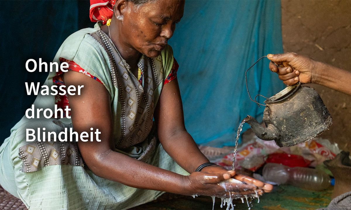 Eine Frau mit hält die Händer in den Wasserstrahl, der aus einem Wasserkessel läuft. Schriftzug: Ohne Wasser droht Blindheit
