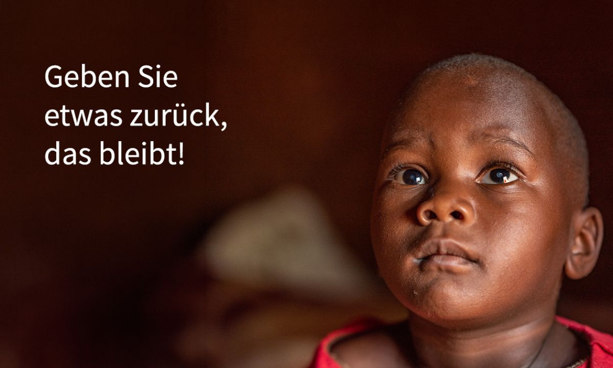 Ein kleines Mädchen mit auffallend weißen Pupillen. Daneben die Schrift: Geben Sie etwas zurück, das bleibt!