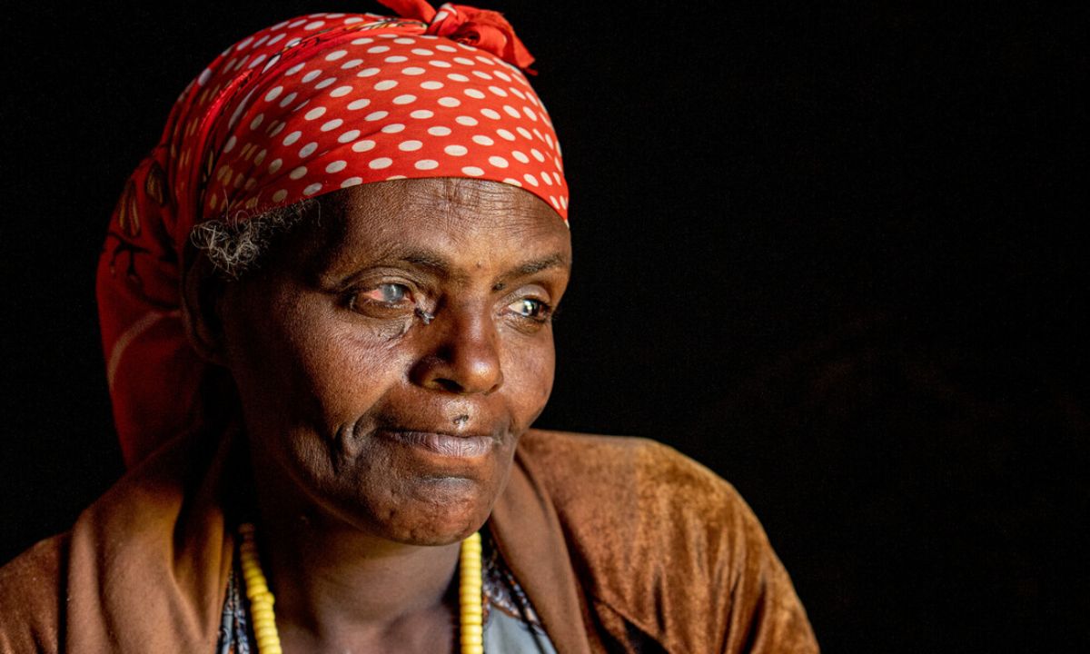 Eine Frau mit Kopftuch und entzündeten Augen. 